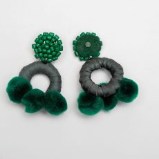Pendientes de aro y pompones color verde